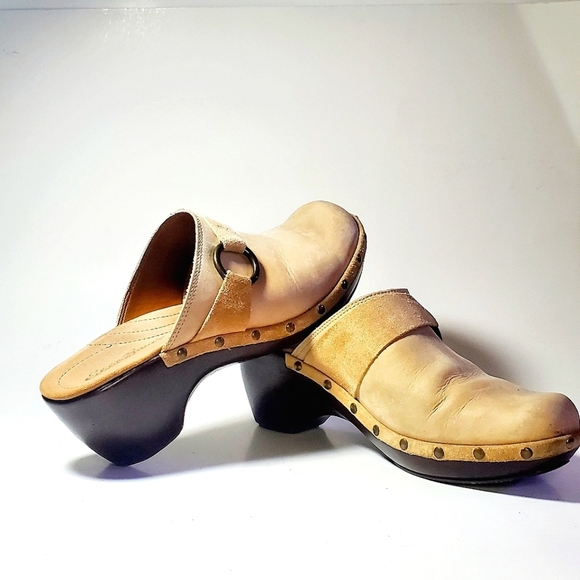 EDDIE BAUER Clogs Tan Leather Mahogany 3" Heel Suede Strap & Rivets Women's 8 M - Picture 1 of 11